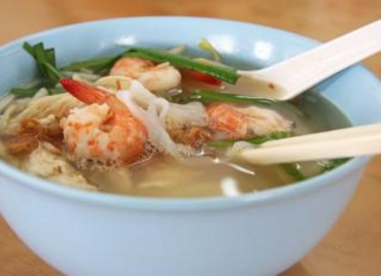 Soupe chinoise de vermicelles au poulet et aux crevettes